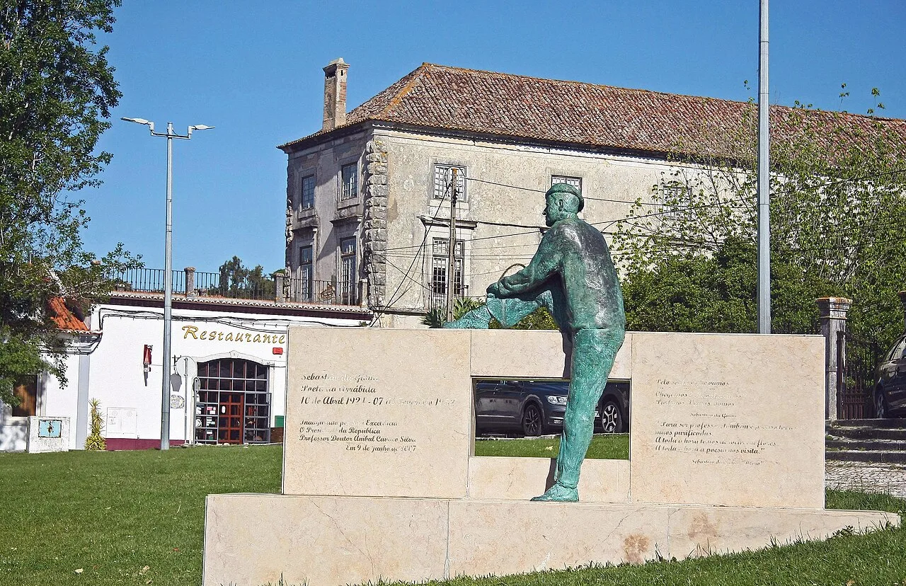 Monument to Sebastiao da Gama in Azeitao