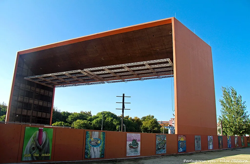 José Afonso Auditorium with the “O Rapaz dos Pássaros” mural