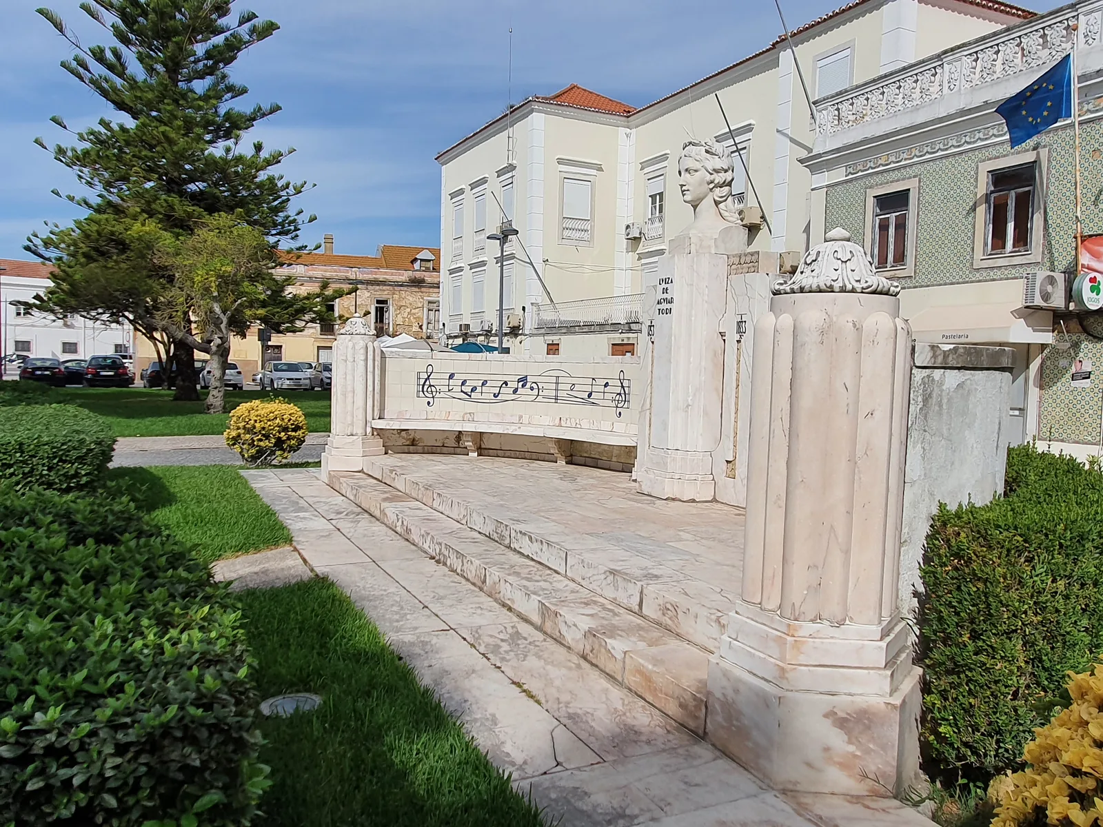 Luísa Todi monument on the eponymous avenue