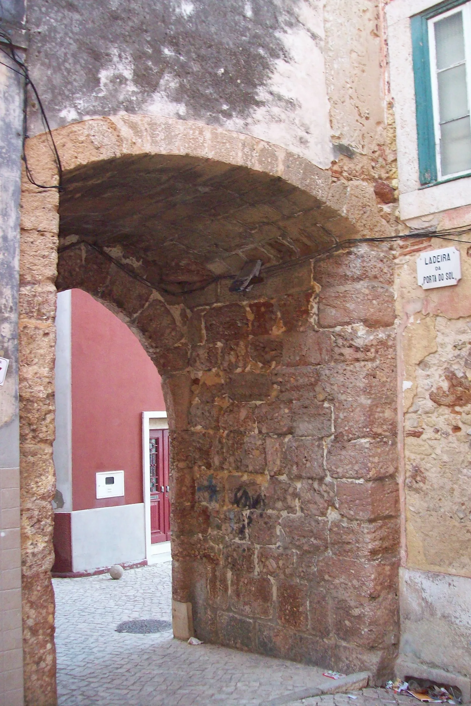 Porta do Sol — 16th-century ogival arch