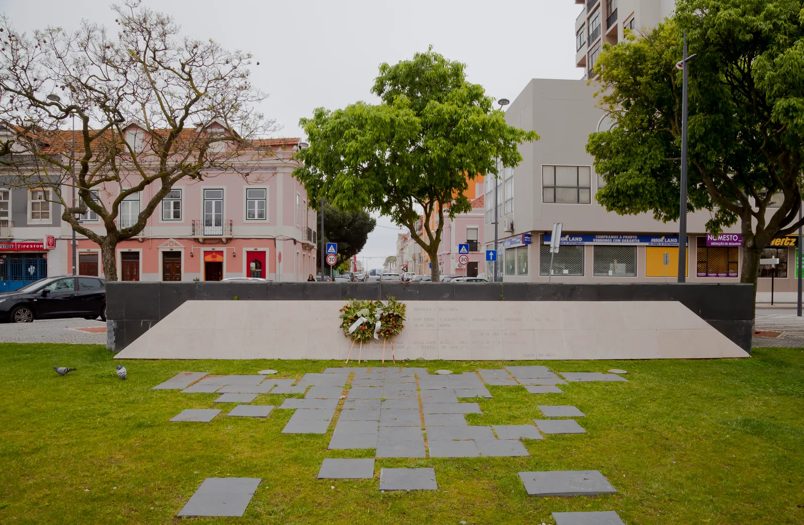Resistance Monument — 10-meter steel sculpture on Avenida Luísa Todi